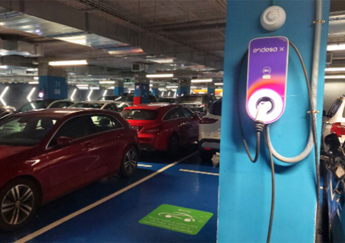 foto Endesa X Way y BBVA se alían para facilitar la recarga de coches eléctricos en las sedes del banco en España.